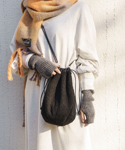 Kastane(カスタネ)の「【リバーシブル】ボア×サテンリバーシブル巾着BAG(ハンドバッグ・レディース・ブラック/ブラウン/パープル・FREE)」の5枚目の写真