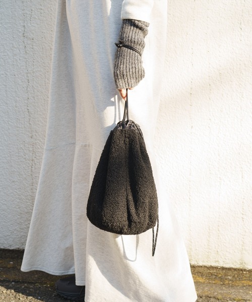 Kastane(カスタネ)の「【リバーシブル】ボア×サテンリバーシブル巾着BAG(ハンドバッグ・レディース・ブラック/ブラウン/パープル・FREE)」の19枚目の写真