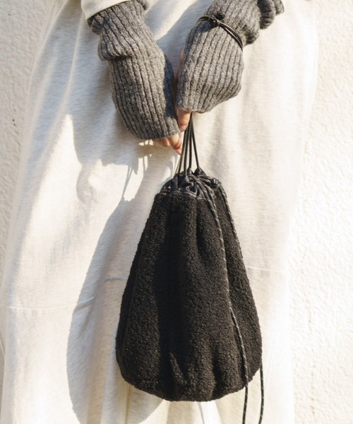 Kastane(カスタネ)の「【リバーシブル】ボア×サテンリバーシブル巾着BAG(ハンドバッグ・レディース・ブラック/ブラウン/パープル・FREE)」の9枚目の写真