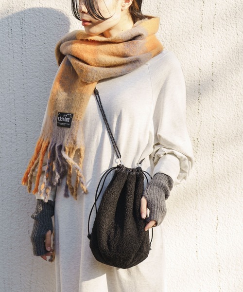 Kastane(カスタネ)の「【リバーシブル】ボア×サテンリバーシブル巾着BAG(ハンドバッグ・レディース・ブラック/ブラウン/パープル・FREE)」の15枚目の写真