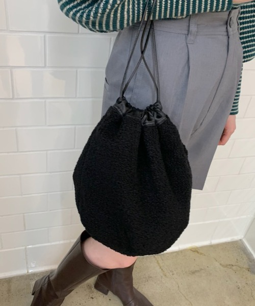 Kastane(カスタネ)の「【リバーシブル】ボア×サテンリバーシブル巾着BAG(ハンドバッグ・レディース・ブラック/ブラウン/パープル・FREE)」の11枚目の写真