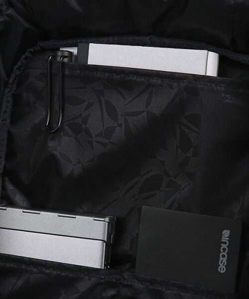 I.D.E.A international(イデアインターナショナル)の「Incase ICON Lite pack(バックパック/リュック・レディース・ブラック・フリ-)」の2枚目の写真