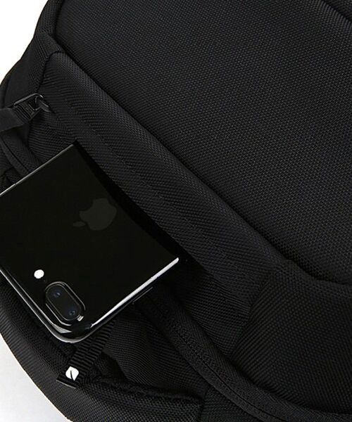 I.D.E.A international(イデアインターナショナル)の「Incase ICON Lite pack(バックパック/リュック・レディース・ブラック・フリ-)」の9枚目の写真