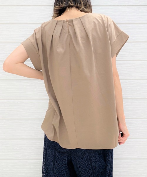 Q（キュー）の「バックタックシルケットトップス（Tシャツ/カットソー・レディース・ブラック/アイボリー/エメラルド/グレイッシュベージュ/マスタード・MEDIUM）」の3枚目の写真