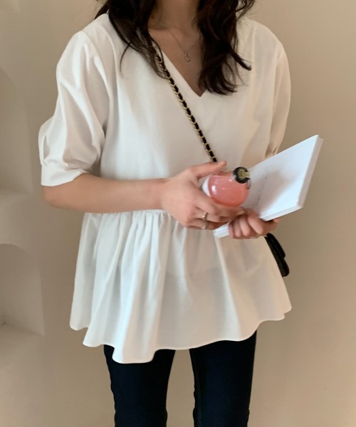 Diosfront(ディオスフロント)の「ペプラム切替Vネックチュニックブラウス(シャツ/ブラウス・レディース・ホワイト/ブラック/パープル/サックスブルー/イエロー・FREE)」の2枚目の写真