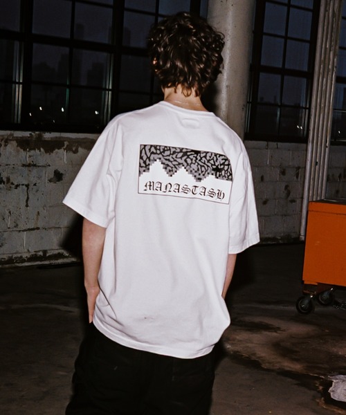 MANASTASH（マナスタッシュ）の「【直営店限定】MANASTASH N.A.U/マナスタッシュエヌエーユー　GANG LOGO TEE ギャングロゴティー（Tシャツ/カットソー・メンズ・ホワイト/ブラック/バーガンディー・MEDIUM/LARGE/X-LARGE）」の2枚目の写真
