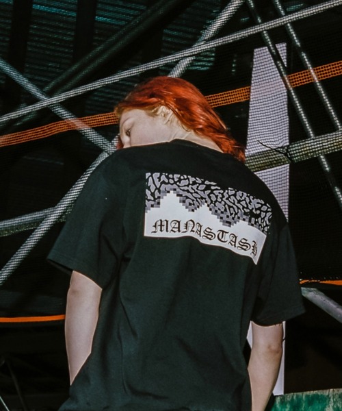 MANASTASH（マナスタッシュ）の「【直営店限定】MANASTASH N.A.U/マナスタッシュエヌエーユー　GANG LOGO TEE ギャングロゴティー（Tシャツ/カットソー・メンズ・ホワイト/ブラック/バーガンディー・MEDIUM/LARGE/X-LARGE）」の4枚目の写真