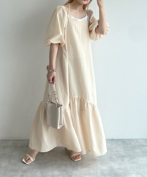 w closet(ダブルクローゼット)の「スクエアネックバルーン袖ティアードワンピース(ワンピース・レディース・ラベンダー/ライトベージュ・FREE)」の6枚目の写真