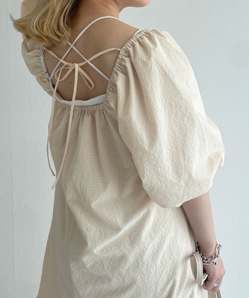 w closet(ダブルクローゼット)の「スクエアネックバルーン袖ティアードワンピース(ワンピース・レディース・ラベンダー/ライトベージュ・FREE)」の3枚目の写真