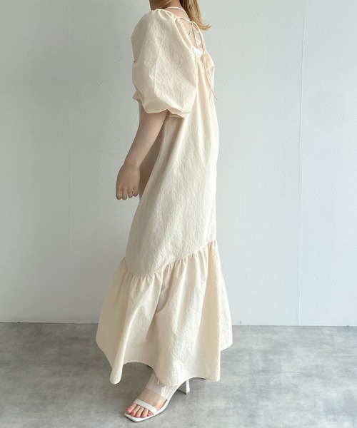 w closet(ダブルクローゼット)の「スクエアネックバルーン袖ティアードワンピース(ワンピース・レディース・ラベンダー/ライトベージュ・FREE)」の7枚目の写真