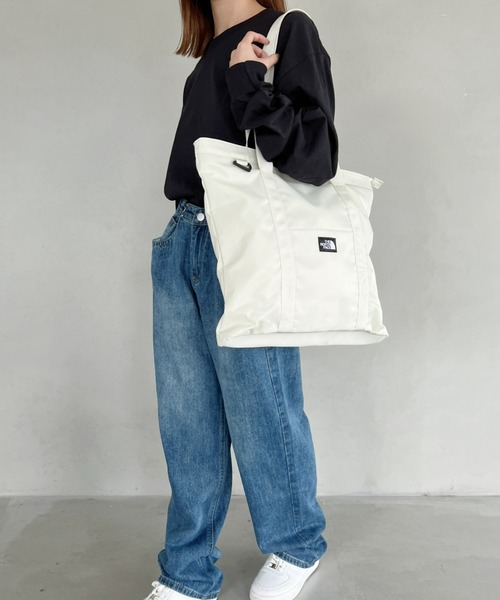 THE NORTH FACE（ザノースフェイス）の「THE NORTH FACE(ザ・ノースフェイス)/SOFT SHOULDER BAG/ソフトショルダーバッグ/NN2PN55（トートバッグ・レディース・ブラック/アイボリー/チャコールグレー・FREE）」の18枚目の写真