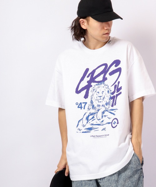 LRG(エルアールジー)の「LRG アニマル キリン プリントTシャツ(Tシャツ/カットソー・メンズ・ネイビー/ホワイト/ホワイト系その他/ホワイト系その他2/パープル/チャコール/コーラルピンク/ホワイト系その他3/ブルー系その他2/ブルー系その他/シルバー・L/XL/M)」の3枚目の写真
