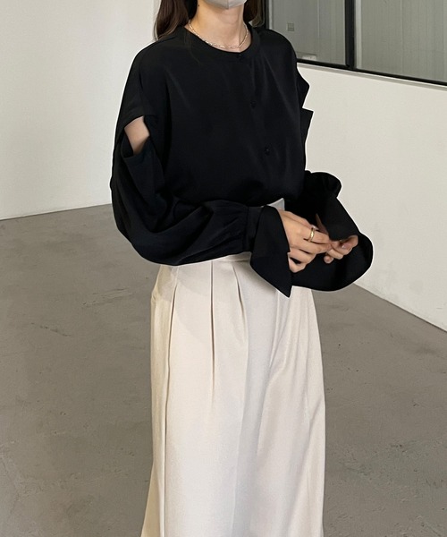 Louere(ルエレ)の「ショルダーカットバンドカラーブラウス(シャツ/ブラウス・レディース・モカ/ナチュラル/ブラック・SMALL/MEDIUM/LARGE/X-LARGE)」の4枚目の写真