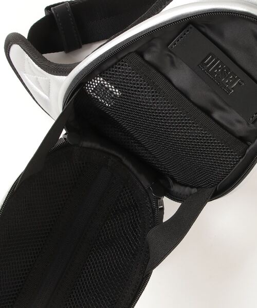 DIESEL（ディーゼル）の「メンズ メタリックフェイクレザー スリング