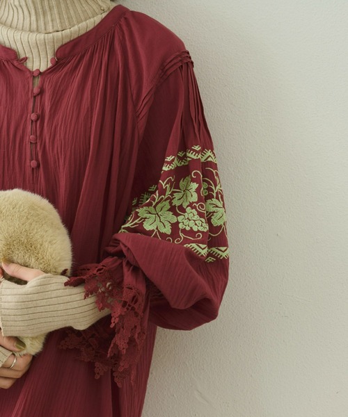 Unitage（ユニテージ）の「ぶどう刺繍ワンピース（ワンピース・レディース・ボルドー/ベージュ・FREE）」の4枚目の写真