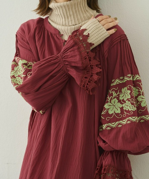 Unitage（ユニテージ）の「ぶどう刺繍ワンピース（ワンピース・レディース・ボルドー/ベージュ・FREE）」の5枚目の写真