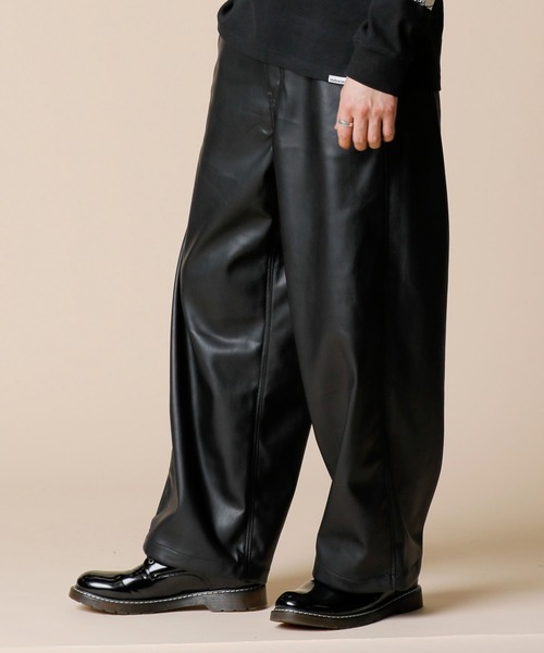 London Denim(ロンドンデニム)の「Highクオリティー フェイクレザー / テーパード ルーズ ワイドパンツ(スラックス・メンズ・ブラック・46/48/50/52)」の1枚目の写真