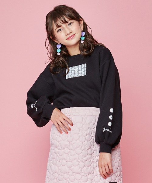 JENNI love（ジェニィラブ）の「裏起毛レースワッペントレーナー（スウェット・キッズ・ラベンダー/ブラック/ブルー・130cm/140cm/150cm/160cm）」の2枚目の写真