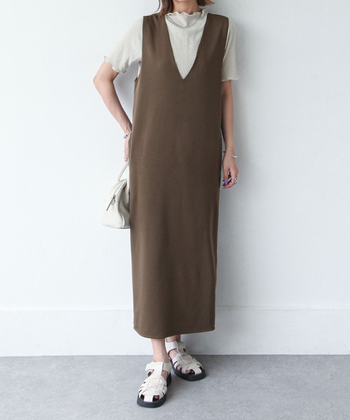 Chillfar（チルファー）の「深ネックロングワンピース（ワンピース・レディース・ダークブラウン/アイボリー/カーキ/ブラック/グレー・MEDIUM/LARGE）」の5枚目の写真