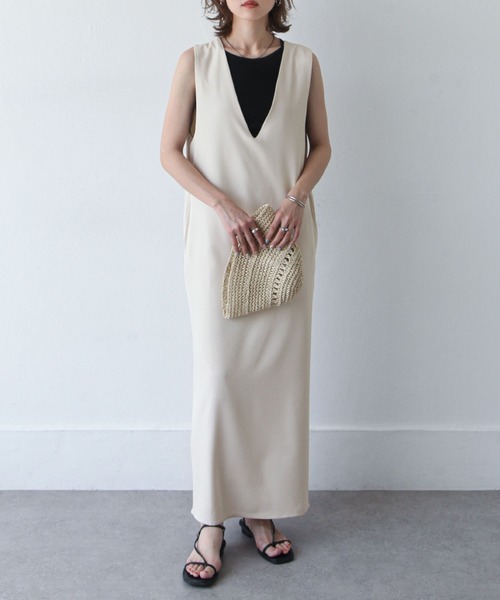 Chillfar（チルファー）の「深ネックロングワンピース（ワンピース・レディース・ダークブラウン/アイボリー/カーキ/ブラック/グレー・MEDIUM/LARGE）」の2枚目の写真