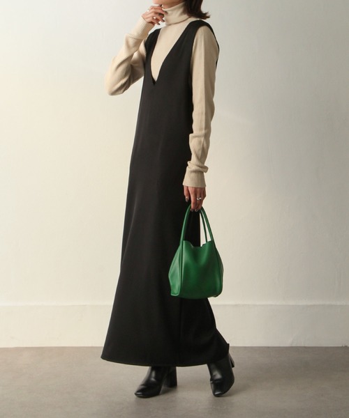 Chillfar（チルファー）の「深ネックロングワンピース（ワンピース・レディース・ダークブラウン/アイボリー/カーキ/ブラック/グレー・MEDIUM/LARGE）」の3枚目の写真