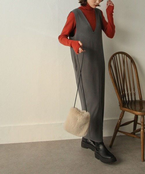 Chillfar（チルファー）の「深ネックロングワンピース（ワンピース・レディース・ダークブラウン/アイボリー/カーキ/ブラック/グレー・MEDIUM/LARGE）」の6枚目の写真