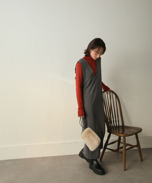 Chillfar（チルファー）の「深ネックロングワンピース（ワンピース・レディース・ダークブラウン/アイボリー/カーキ/ブラック/グレー・MEDIUM/LARGE）」の7枚目の写真