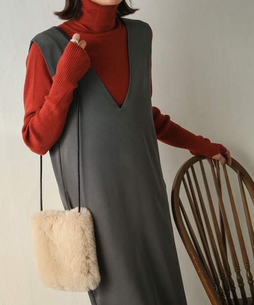 Chillfar（チルファー）の「深ネックロングワンピース（ワンピース・レディース・ダークブラウン/アイボリー/カーキ/ブラック/グレー・MEDIUM/LARGE）」の8枚目の写真