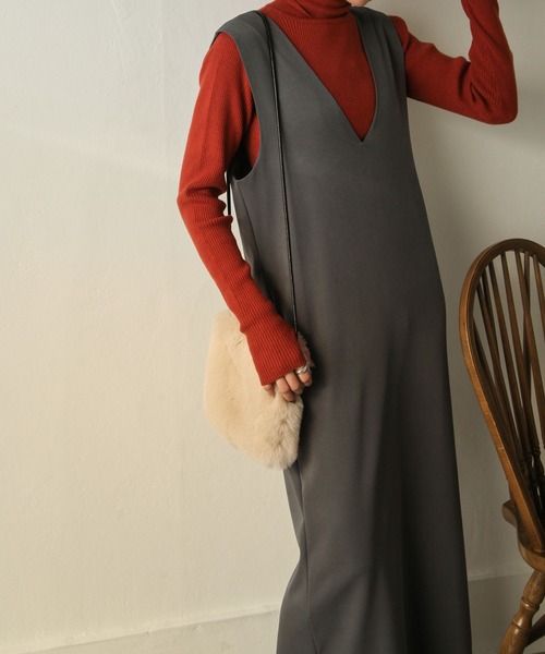 Chillfar（チルファー）の「深ネックロングワンピース（ワンピース・レディース・ダークブラウン/アイボリー/カーキ/ブラック/グレー・MEDIUM/LARGE）」の9枚目の写真