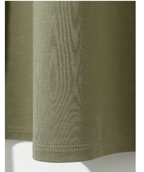 MIDIUMISOLID（ミディウミソリッド）の「MIDIUMISOLID for Ladies アシンメトリーサイドスリットチュニック（Tシャツ/カットソー・レディース・グリーン/カーキ/ブラック/オフホワイト・FREE）」の7枚目の写真