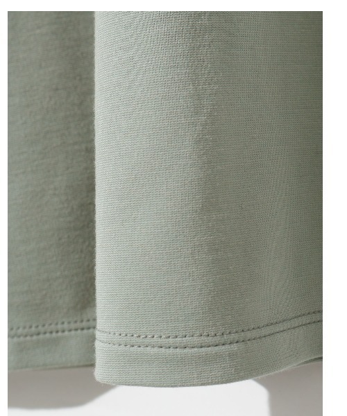 MIDIUMISOLID（ミディウミソリッド）の「MIDIUMISOLID for Ladies アシンメトリーサイドスリットチュニック（Tシャツ/カットソー・レディース・グリーン/カーキ/ブラック/オフホワイト・FREE）」の8枚目の写真