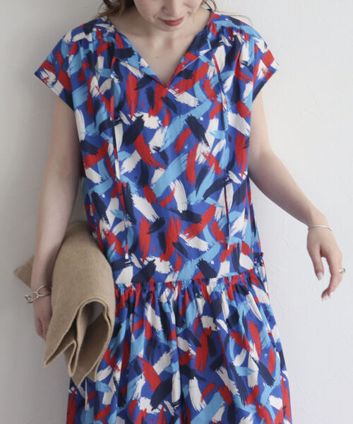 fredy emue(フレディエミュ)の「ブラッシュプリントワンピース(ワンピース・レディース・ブルー系その他/ホワイト系その他・38/36)」の2枚目の写真