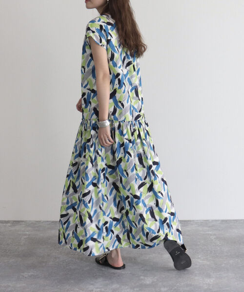 fredy emue(フレディエミュ)の「ブラッシュプリントワンピース(ワンピース・レディース・ブルー系その他/ホワイト系その他・38/36)」の3枚目の写真