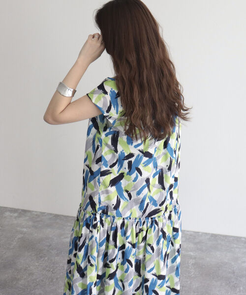 fredy emue(フレディエミュ)の「ブラッシュプリントワンピース(ワンピース・レディース・ブルー系その他/ホワイト系その他・38/36)」の11枚目の写真