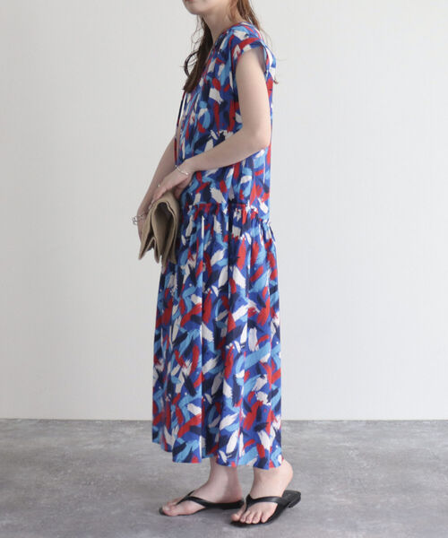 fredy emue(フレディエミュ)の「ブラッシュプリントワンピース(ワンピース・レディース・ブルー系その他/ホワイト系その他・38/36)」の4枚目の写真