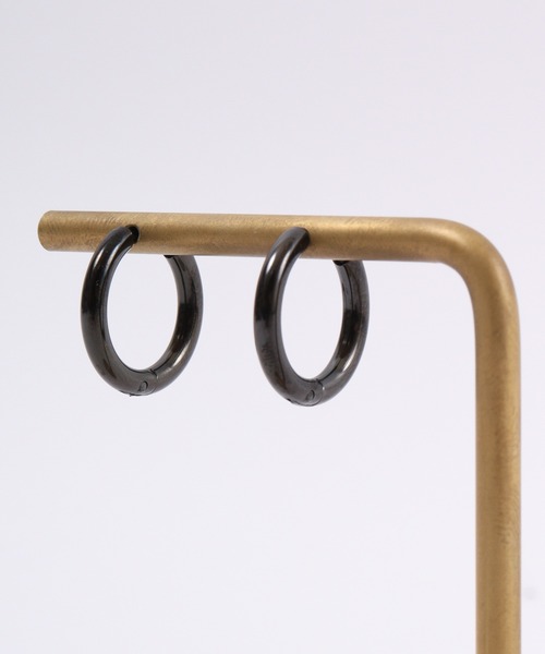 FUNALIVE（ファンアライブ）の「JON ステンレスフープピアス シンプル（ピアス（両耳用）・メンズ・シルバー/ブラック/ゴールド・FREE）」の5枚目の写真