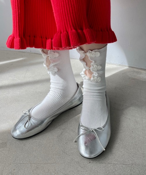 SANSeLF(サンセルフ)の「フロントリボンソックス【SANSeLF】sana23a006(ソックス/靴下・レディース・ホワイト/ブラック・FREE)」の1枚目の写真