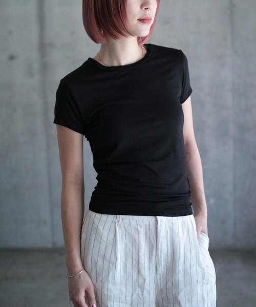 GINA GORGEOUS 売れ筋商品|||ジーナ ゴージャス Tシャツ トップス レディース Tops Black レタリングロゴクロップド丈Tシャツ 春 夏[品番：SHNW0011305