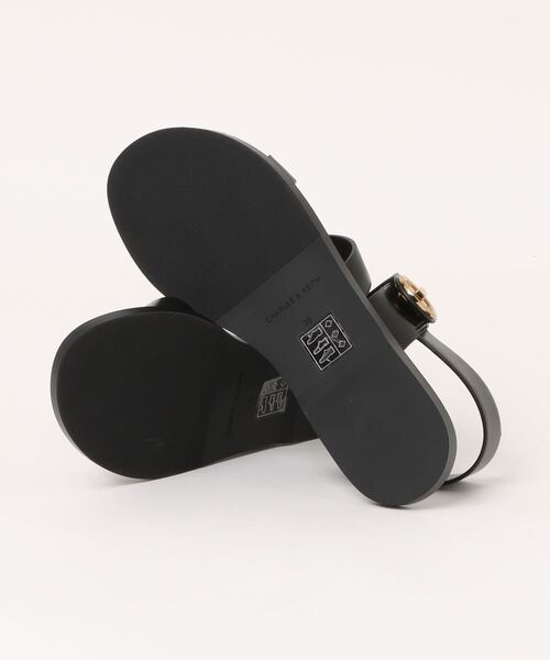 CHARLES & KEITH(チャールズ & キース)の「Yaraヤラターンロックストラッピーサンダル(サンダル・レディース・ブラック/ゴールド/ダークブラウン/ホワイト/ライトブラウン・23.5cm/23cm/22.5cm/25cm/24.5cm/25.5cm)」の7枚目の写真