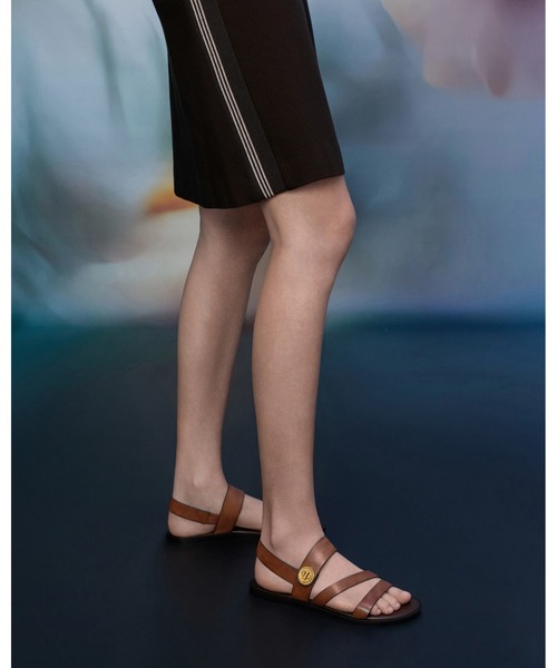 CHARLES & KEITH(チャールズ & キース)の「Yaraヤラターンロックストラッピーサンダル(サンダル・レディース・ブラック/ゴールド/ダークブラウン/ホワイト/ライトブラウン・23.5cm/23cm/22.5cm/25cm/24.5cm/25.5cm)」の4枚目の写真