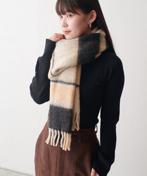 Lui's（ルイス）の「ウール混チェックブークレーマフラー（マフラー・レディース・ネイビー/ブラック・FREE）」の5枚目の写真