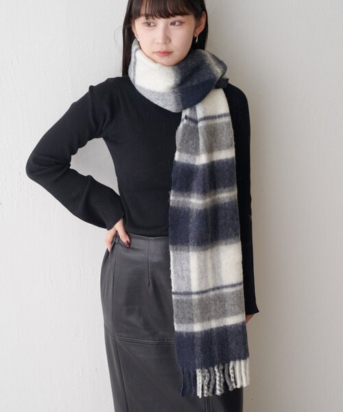 Lui's（ルイス）の「ウール混チェックブークレーマフラー（マフラー・レディース・ネイビー/ブラック・FREE）」の12枚目の写真