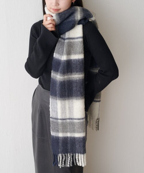 Lui's（ルイス）の「ウール混チェックブークレーマフラー（マフラー・レディース・ネイビー/ブラック・FREE）」の13枚目の写真