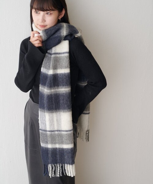 Lui's（ルイス）の「ウール混チェックブークレーマフラー（マフラー・レディース・ネイビー/ブラック・FREE）」の20枚目の写真