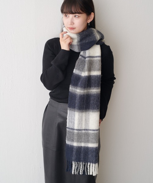 Lui's（ルイス）の「ウール混チェックブークレーマフラー（マフラー・レディース・ネイビー/ブラック・FREE）」の2枚目の写真