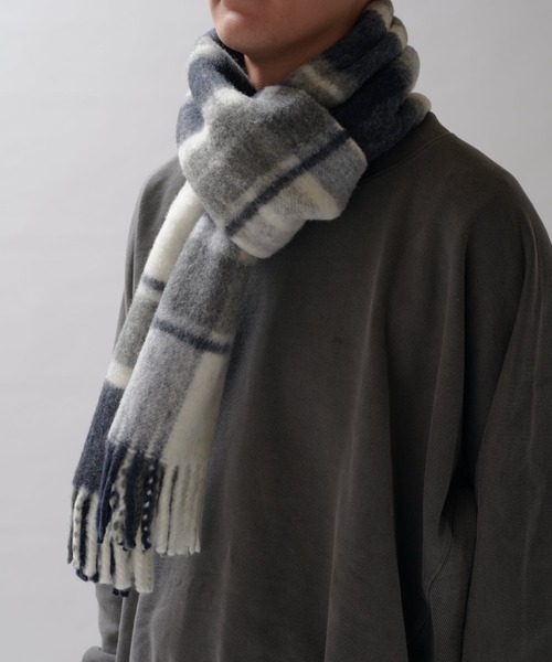 Lui's（ルイス）の「ウール混チェックブークレーマフラー（マフラー・レディース・ネイビー/ブラック・FREE）」の3枚目の写真