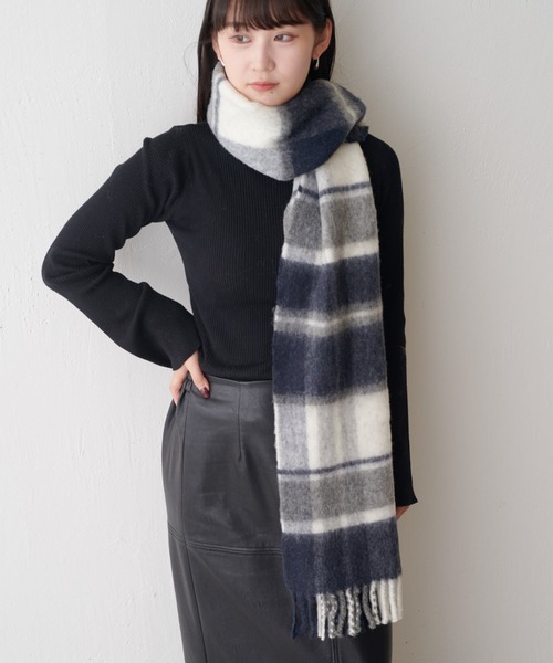 Lui's（ルイス）の「ウール混チェックブークレーマフラー（マフラー・レディース・ネイビー/ブラック・FREE）」の8枚目の写真