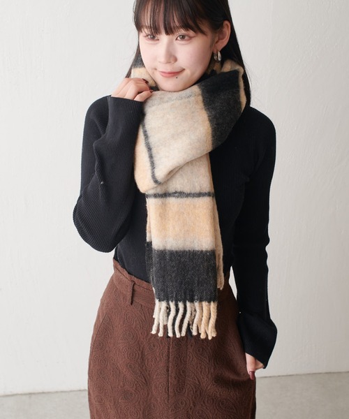 Lui's（ルイス）の「ウール混チェックブークレーマフラー（マフラー・レディース・ネイビー/ブラック・FREE）」の17枚目の写真
