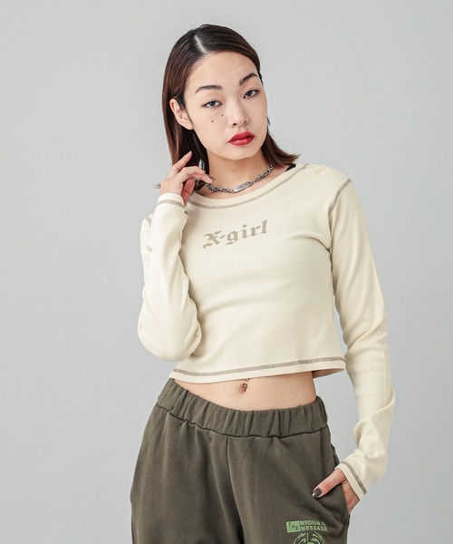 X-girl（エックスガール）の「OLD ENGLISH L/S BABY TEE（Tシャツ/カットソー・レディース・オフホワイト/ブラック・S/M）」の2枚目の写真