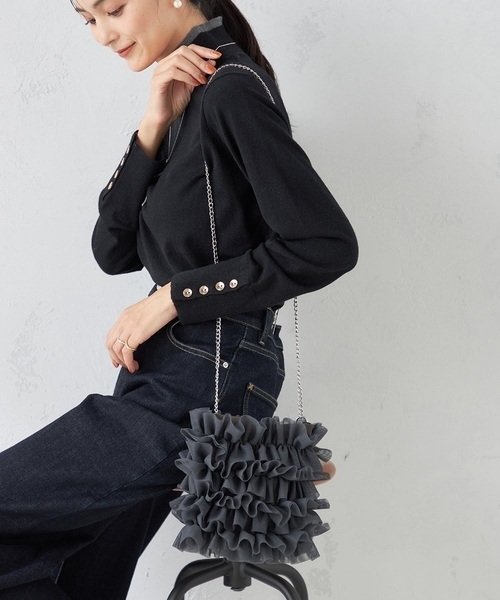 a.v.v（アーヴェヴェ）の「チュールフリルミニショルダー（ショルダーバッグ・レディース・チャコールグレー/ブラウン・38）」の2枚目の写真